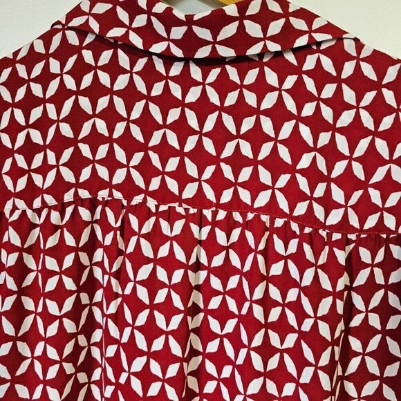 EUC LOFT RED WHITE GEOMETRIC FLORAL PRINT BUTTON DOWN CAP SLEEVES TOP SZ SMALL - Picture 7 of 12